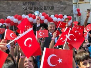 Valimiz Sayın Dr. Turan Ergün, 2025–2026 Eğitim-Öğretim Yılı Açılış Törenine Katılarak İlk Ders Zilini Çaldı