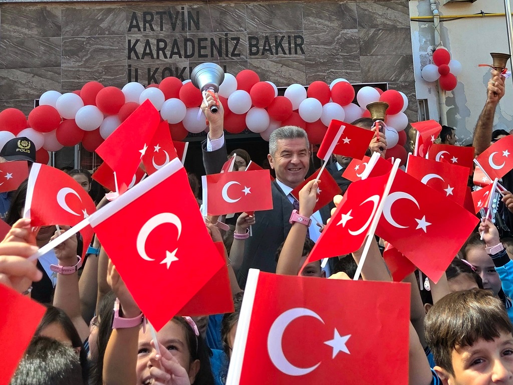 Valimiz Sayın Dr. Turan Ergün, 2025–2026 Eğitim-Öğretim Yılı Açılış Törenine Katılarak İlk Ders Zilini Çaldı