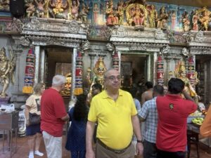 Singapur’da Bir Hindu Tapınağı: İnanç ve Arınma Ritüeli