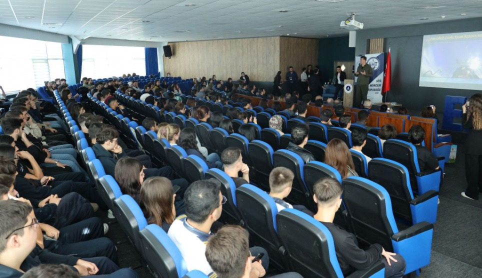  TUSAŞ Baş Uçuş Test Pilotu Murat Özpala Üniversitemizde Deneyimlerini Paylaştı