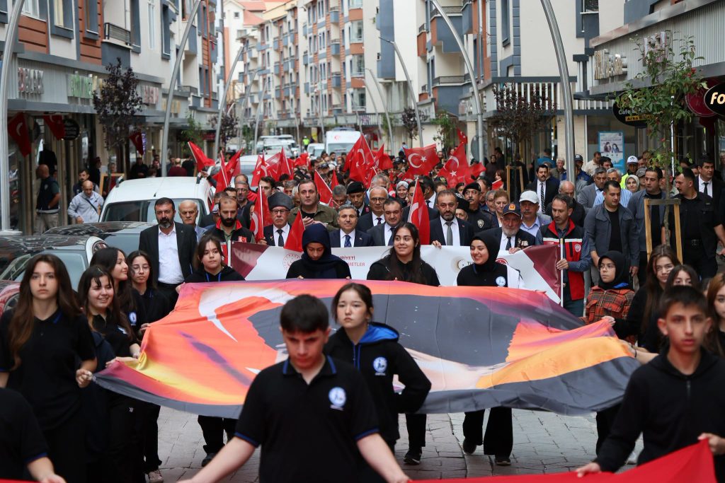 Valimiz Cevdet Atay “Kahramanlarla Kardeşlik Yolunda” Temalı Yürüyüşe Katıldı