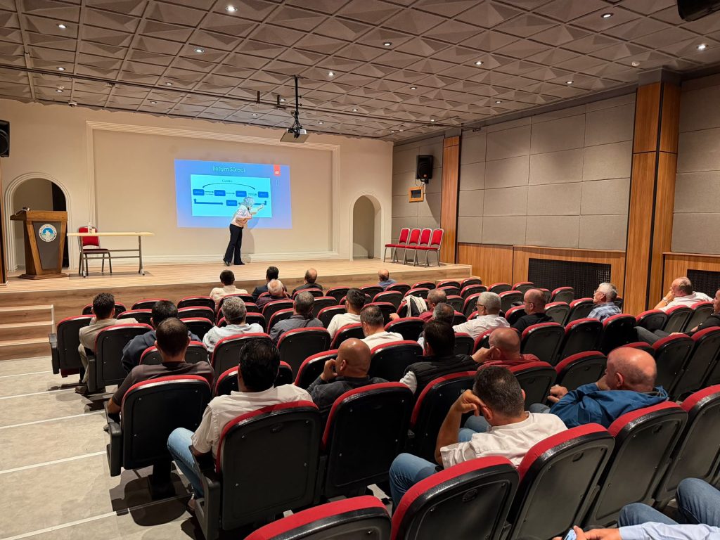 HALK OTOBÜSÜ ŞOFÖRLERİNE YÖNELİK EĞİTİM SEMİNERİ DÜZENLENDİ