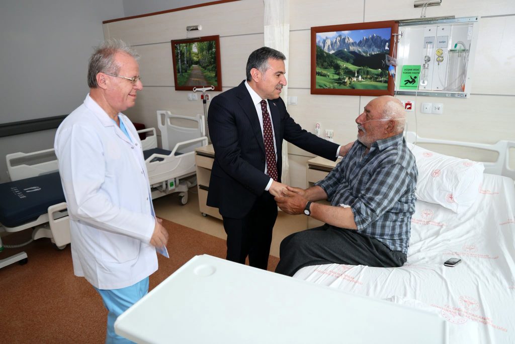Valimiz Cevdet Atay Gümüşhane Devlet Hastanesinde Tedavi Gören Vatandaşlarımızı Ziyaret Etti