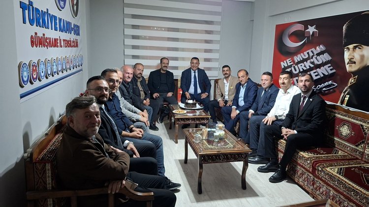 BAŞKANIMIZA, 25 EYLÜL DÜNYA ECZACILIK GÜNÜ MÜNASEBETİYLE SÜRPRİZ KUTLAMA