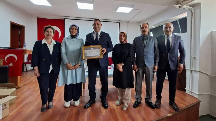 BAŞKANIMIZ, ATATÜRK ORTAOKULUNDA YENİ EĞİTİM YILININ HEYECANINI ÖĞRENCİLERİMİZLE PAYLAŞTI