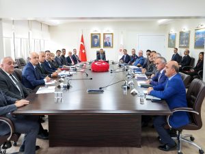2026-2027 Eğitim Öğretim Yılı Okul ve Çevresi Güvenlik Tedbirleri Toplantısı, Vali Osman Hacıbektaşoğlu Başkanlığında Gerçekleştirildi