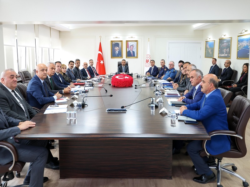 2026-2027 Eğitim Öğretim Yılı Okul ve Çevresi Güvenlik Tedbirleri Toplantısı, Vali Osman Hacıbektaşoğlu Başkanlığında Gerçekleştirildi