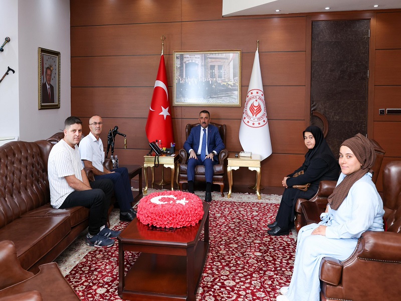 Şehit Topçu Piyade Er Tuncay Yıldızhan’ın Babası Hakkı Yıldızhan ve Kıymetli Ailesi, Vali Osman Hacıbektaşoğlu’nu Ziyaret Etti