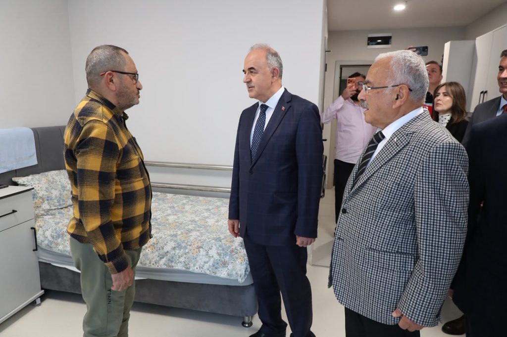 Vali Erol, Huzurevi Sakinlerini Ziyaret Etti
