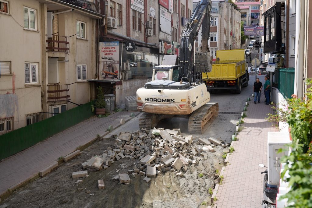 CUMHURİYET CADDESİ’NDE KİLİT PARKE ÇALIŞMALARI SÜRÜYOR