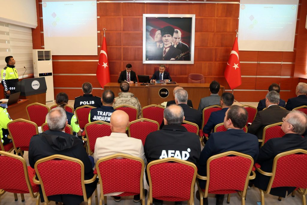 Valimiz Cevdet Atay Karayolu Trafik Güvenliği Stratejisi İl Yürütme Kurulu Toplantısı’na Başkanlık Etti