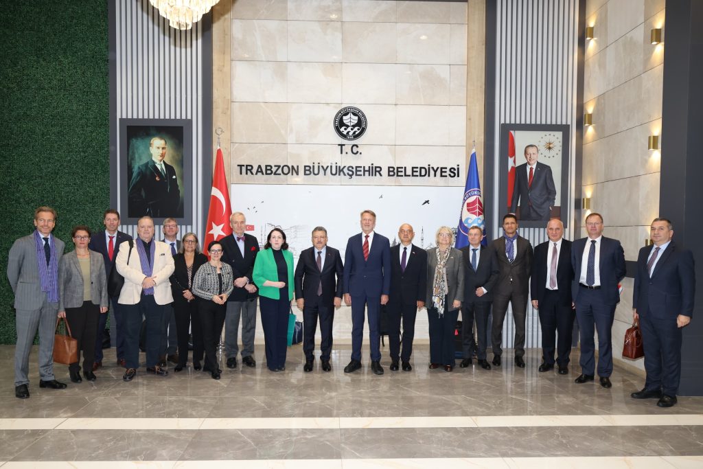 BAŞKAN GENÇ, TRABZON’UN POTANSİYELİNİ BÜYÜKELÇİLERE ANLATTI