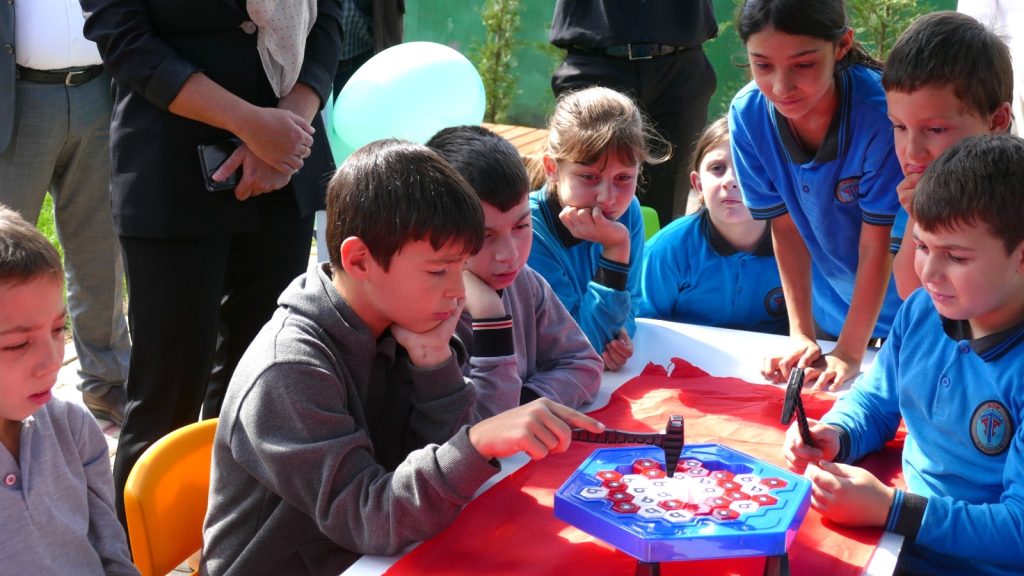 ÇİLEKLİ DÜŞLER KÖYÜ’NDE FARKINDALIK OLUŞTURAN ETKİNLİK