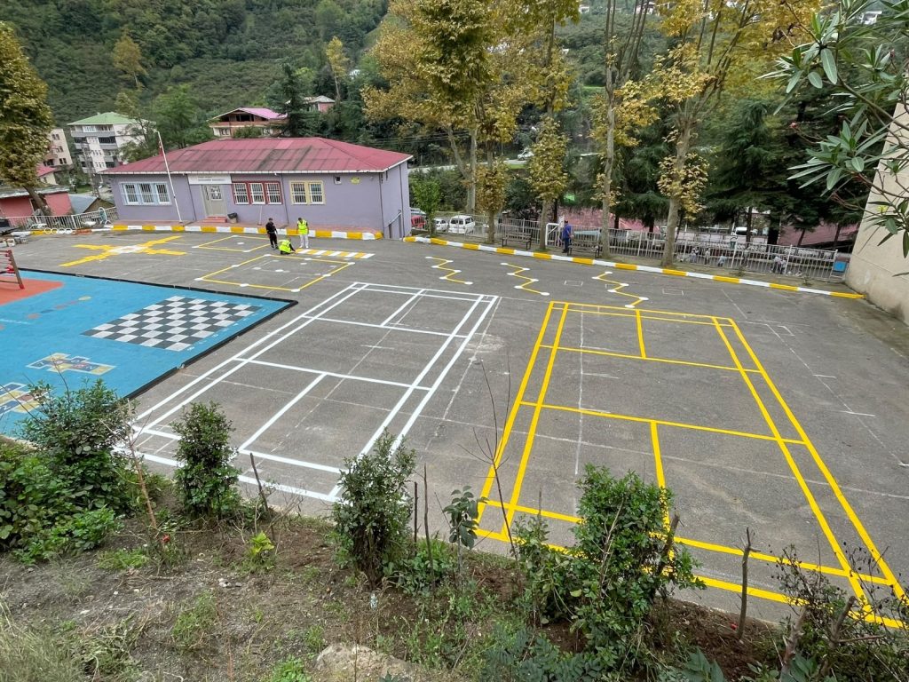 BÜYÜKŞEHİR’DEN OKUL BAHÇELERİNE RENKLİ DOKUNUŞ
