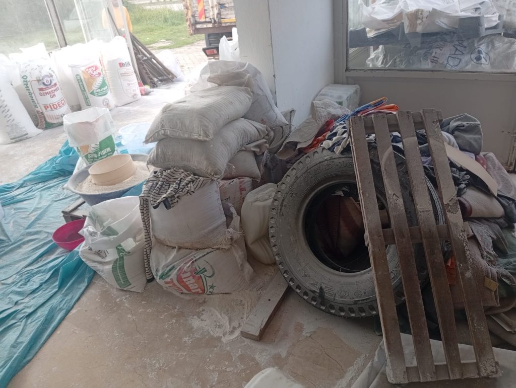 ZABITA EKİPLERİNDEN GIDA GÜVENLİĞİ DENETİMİ: SATIŞA HAZIR 7,5 TON BOZUK UN ELE GEÇİRİLDİ