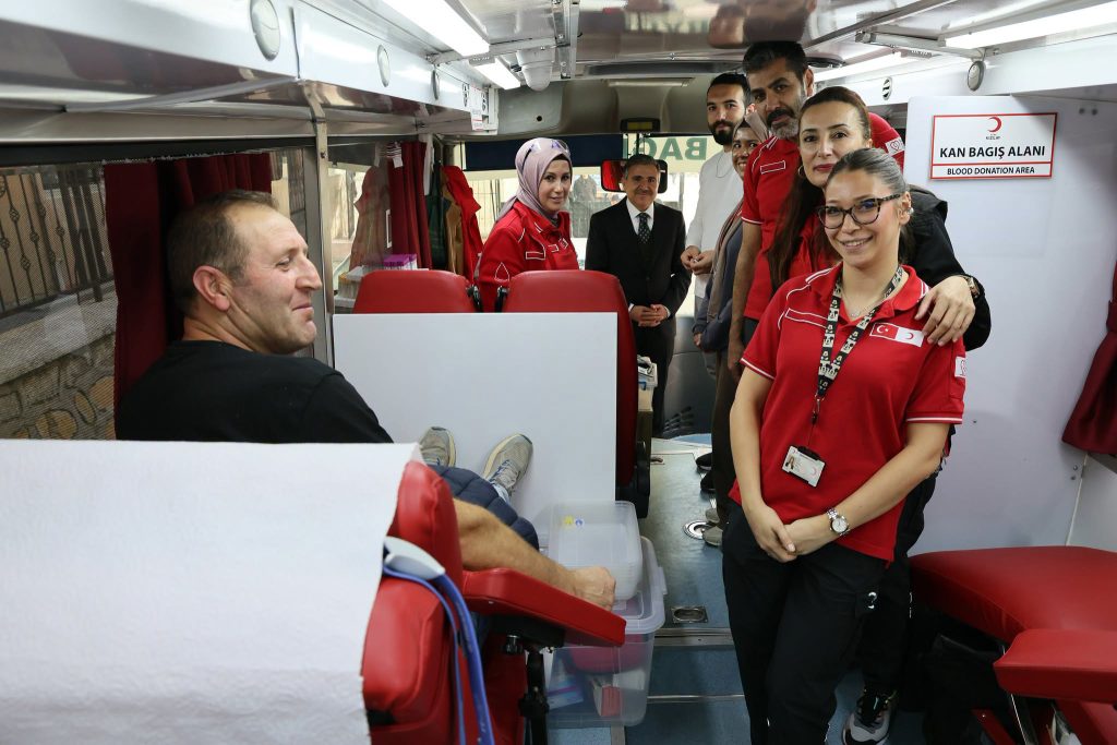 Valimiz Cevdet Atay’dan Mobil Kan Bağışı Aracına Ziyaret
