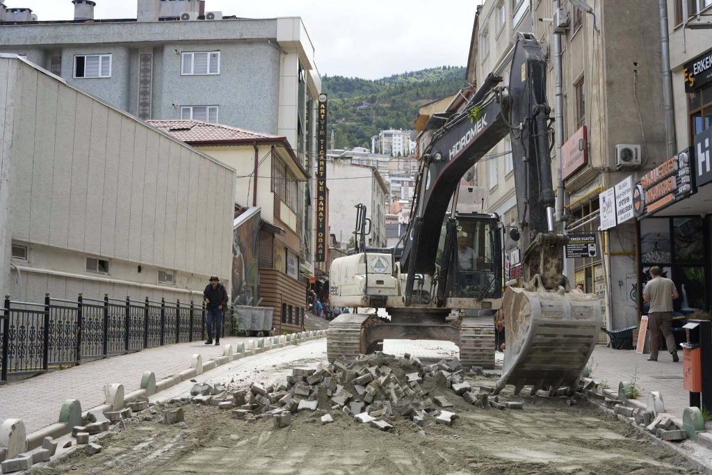 CUMHURİYET CADDESİ’NDE KİLİT PARKE ÇALIŞMALARI BAŞLADI