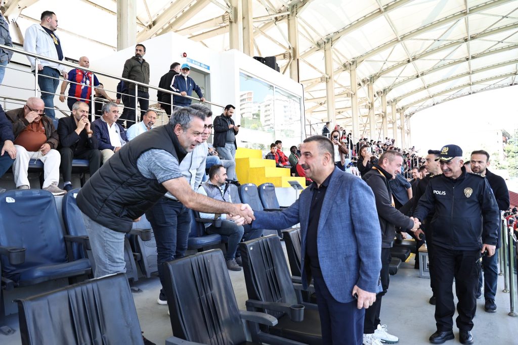Vali Osman Hacıbektaşoğlu, Zonguldakspor ve Düzcespor Arasındaki Karşılaşmayı Tribünden Takip Etti