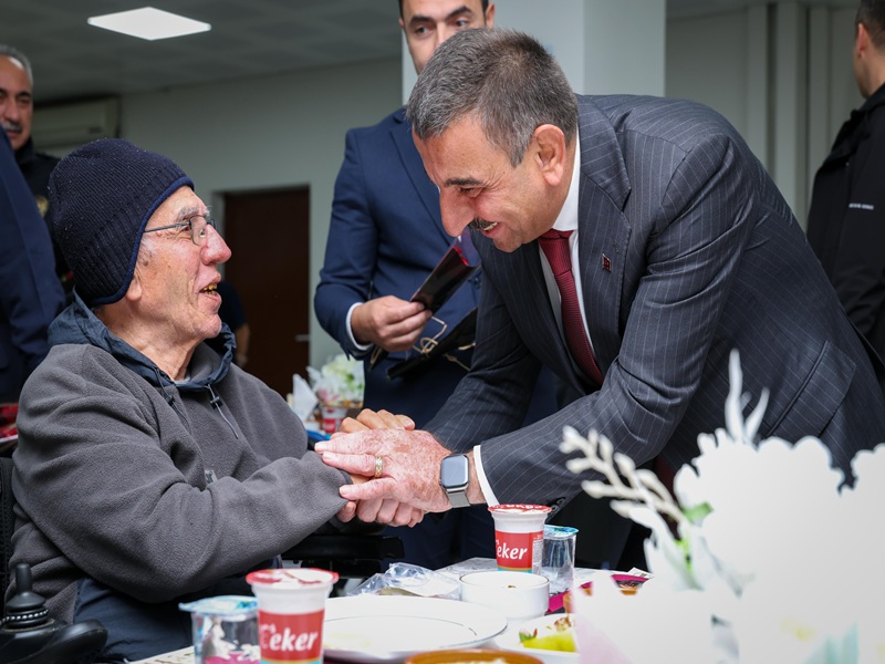 Vali Osman Hacıbektaşoğlu, 1 Ekim Dünya Yaşlılar Günü Dolayısıyla Merkez Huzurevinde Kıymetli Büyüklerimizle Bir Araya Geldi