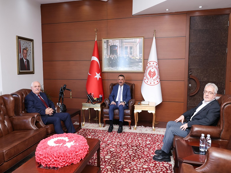 Vali Osman Hacıbektaşoğlu, İş İnsanı Osman Yeşilyurt ile Prof. Dr. Nihat Yılmaz’ı Kabul Etti