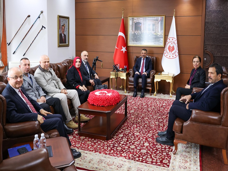 Vali Osman Hacıbektaşoğlu, Zonguldak Ticaret ve Sanayi Odası (TSO) Başkanı Metin Demir ile Beraberindeki Yönetim Kurulu Üyelerini Kabul Etti