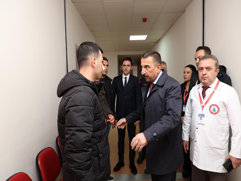 Vali Osman Hacıbektaşoğlu, Trafik Kazasında Yaralanan Jandarma Personelini Tedavi Gördükleri Hastanede Ziyaret Etti