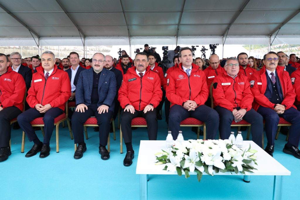 Türkiye’nin İlk Yüzer Üretim Platformu Osman Gazi, Filyos’tan Karadeniz’de Görev Yapacağı Sakarya Gaz Sahası’na Uğurlandı