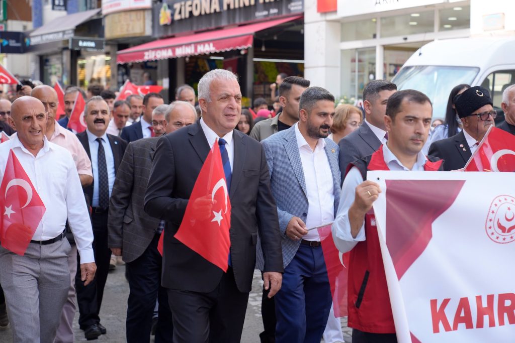 BAŞKAN BİLGEHAN ERDEM, “KAHRAMANLARLA YÜRÜYORUZ” YÜRÜYÜŞÜNE KATILDI