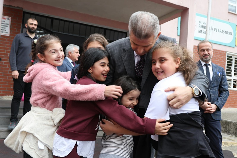 Valimiz Sayın Dr. Turan Ergün, İl Merkezinde Bulunan 7 Mart İlkokulu ve 7 Mart Ortaokulunu Ziyaret Etti.